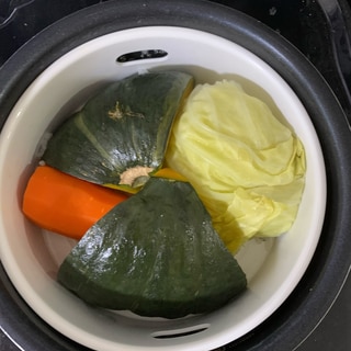 炊飯器で軟飯と野菜をまとめて作る方法